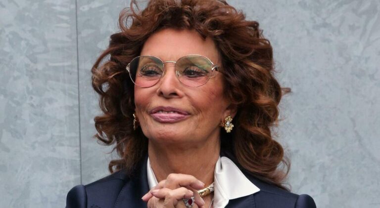 Infortunio per Sophia Loren, le sue condizioni dopo l’intervento: “Sta bene, tornerà prestissimo con noi”